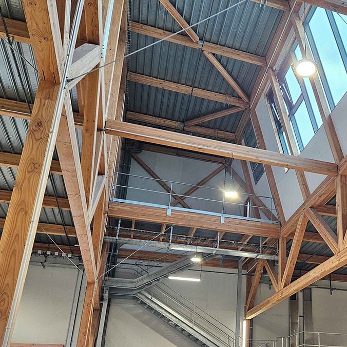 Image of the interior of a warehouse: wood and iron structure.